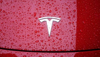 “Apertura inesperada del capó”: Tesla retira millones de vehículos por riesgo de fallo del software - La Tercera