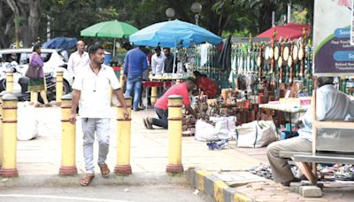 Mysore Palace, its unabated menace of footpath vendors - Star of Mysore