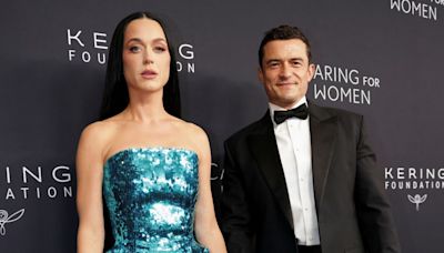 Katy Perry posa com Orlando Bloom em evento de combate à violência contra a mulher