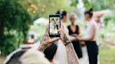 Les téléphones interdits aux mariages, une tendance que les photographes approuvent