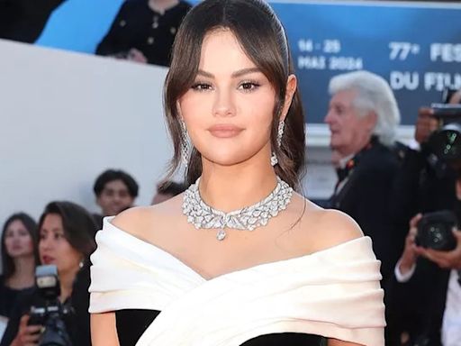 Selena Gómez sorprende con un vestido blanco y negro en el Festival de Cine de Cannes 2024