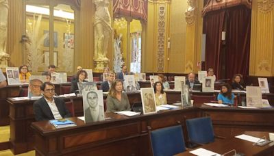 El presidente del Parlamento balear arranca las fotografías de víctimas del franquismo y expulsa a dos diputadas socialistas