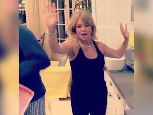 Goldie Hawn Radiates Joy While Dancing In The Kitchen — Who Said Washing Dishes Isn't Fun?