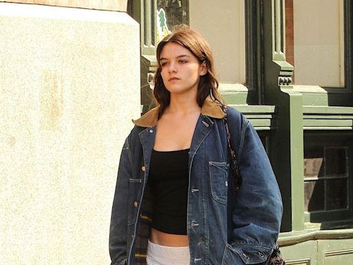 Suri Cruise, que não vê Tom Cruise há anos, caminha sozinha em roupas casuais por Nova York