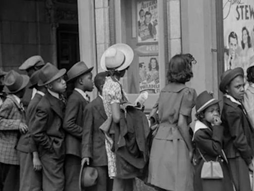 People spot 'time-travelling child' holding modern device in eerie photograph from 1941