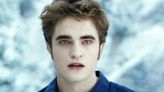 Robert Pattinson odiava maquiagem reluzente de 'Crepúsculo', diz ator da saga