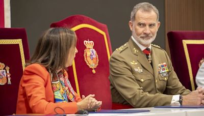 Margarita Robles se unirá a Felipe VI de último momento en su viaje por los países bálticos para no dejarlo solo por primera vez