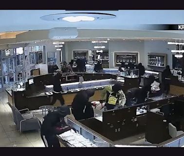 Shocking Daylight Heist Caught On Cam: PNG Jewellers’ California Branch Robbed By Over 20 People; CCTV Footage Surfaces