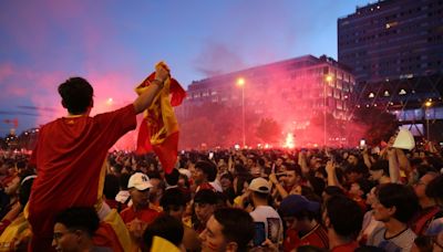 Los aficionados españoles festejan el triunfo de una selección que les ha cautivado