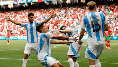 El escandaloso final del Argentina-Marruecos en los Juegos Olímpicos con un agónico gol anulado, hinchas en la cancha y una hora de suspensión