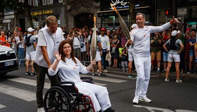 Les journalistes de l'AFP Christina Assi et Dylan Collins, blessés au Liban, portent la flamme olympique