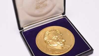 Gold medallion with Nobel Peace Prize connection sells for over £20,000 at Shrewsbury auction