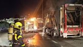 Bomberos extinguen el incendio en un camión de cartones en San Roque