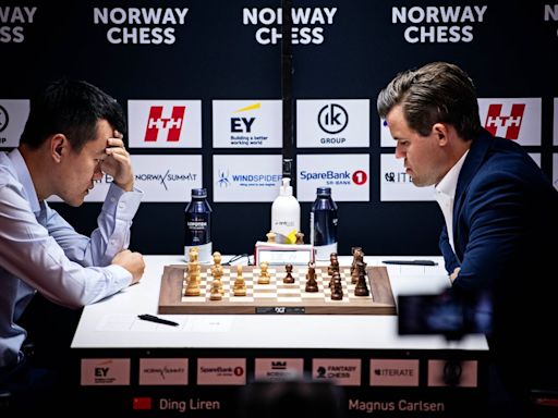 Carlsen firma dos decepcionantes tablas con Ding en la ronda inicial