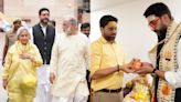 Jaya Bachchan,Abhishek, and Shweta offer prayers at Kashi Vishwanath Temple