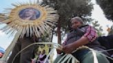 Casi en el olvido tejedoras de palma para el Domingo de Ramos