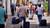Turismo y la FAMP firman un protocolo para garantizar el adecuado desarrollo de la actividad de las viviendas turísticas en Andalucía