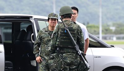 總統賴清德首度穿迷彩服親校漢光軍演 視導花蓮空軍戰備跑道整備