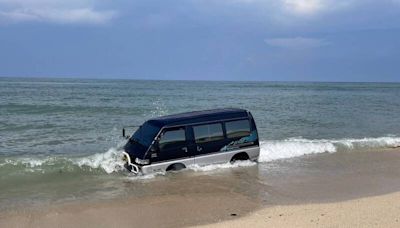 自駕遊澎湖不諳潮汐 車陷沙灘險滅頂