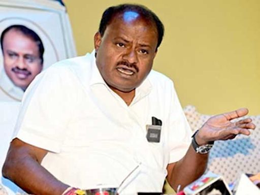 H D Kumaraswamy appears before Lokayukta in de-notification case