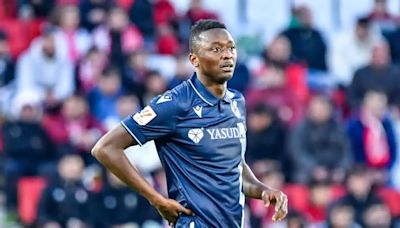 Ekain Azkune echa fuera de la Real a Umar Sadiq