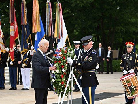 拜登參加陣亡將士紀念日儀式 呼籲捍衛民主