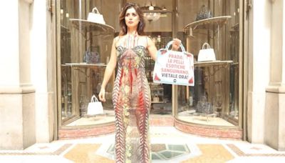 Daniela Martani protesta davanti al negozio di Prada in Galleria Vittorio Emanuele: “Le pelli esotiche sanguinano”