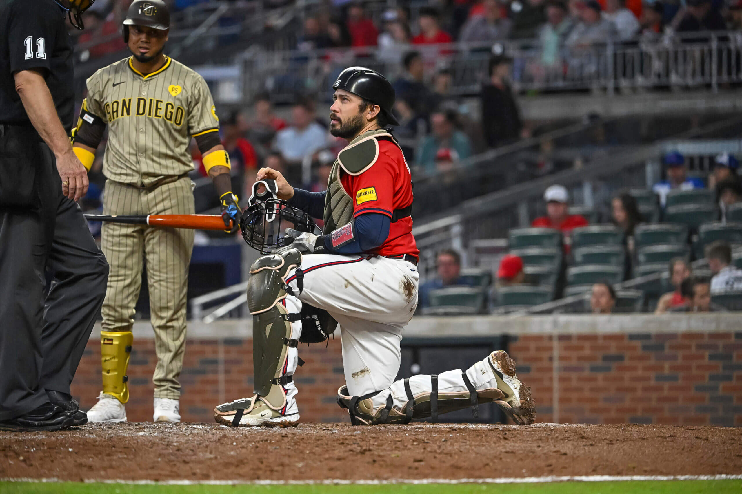 Travis d'Arnaud leaves with head contusion, Braves hope it's not catcher's fifth concussion