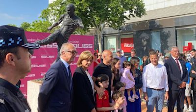 Iniesta visita su estatua homenaje del gol del Mundial