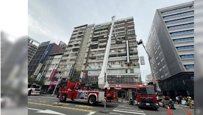 高雄前金區大樓晨起火警！白煙竄出 6住戶及時疏散1人預防性送醫