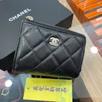 ☆最愛二手精品☆ CHANEL 全新香奈兒黑色荔枝牛皮三折金釦拉鍊零錢袋釦子短夾皮夾 XG6613 AP3177