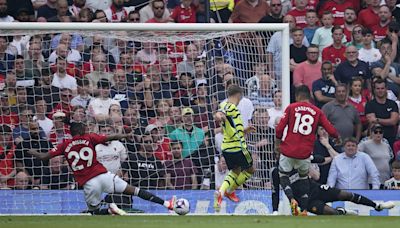 Arsenal le ganó a Manchester United y mantiene las esperanzas de conseguir la Premier en su lucha con el City