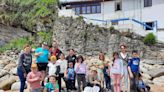 Los alumnos de Les Mariñes de Villaviciosa limpian de basura las playas de la zona: 'Sacamos cuerdas y muchísimo plástico'