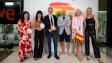 Tània Sàrrias y Sharonne, anfitrionas del Orgullo LGTBI de Barcelona en TVE