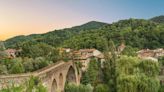 El bonito pueblo situado en mitad de la naturaleza que alberga uno de los monasterios más impresionantes de Cataluña