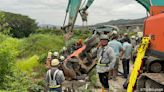 快訊／泰山堆高機傾倒陷泥地！駕駛雙腿慘被重壓 2怪手急救援