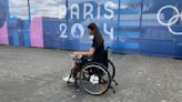 "On est obligé de passer sur la route": la galère des personnes à mobilité réduite pendant les JO 2024