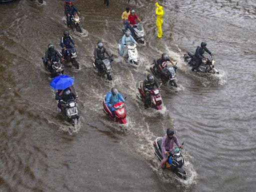 Gujarat Rains: Surat Witnesses Severe Waterlogging Amid Heavy Downpour, Police Issues Advisory