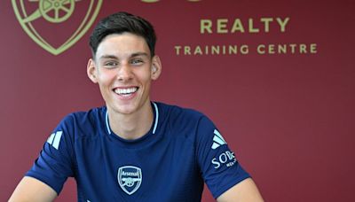 Alexei Rojas firma su primer contrato profesional con Arsenal