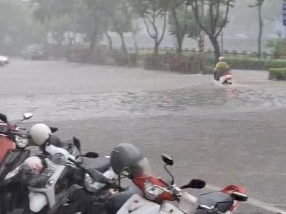 「雨彈轟炸」水淹屏東市 機車涉水慘熄火 居民無奈：雨又下這麼大