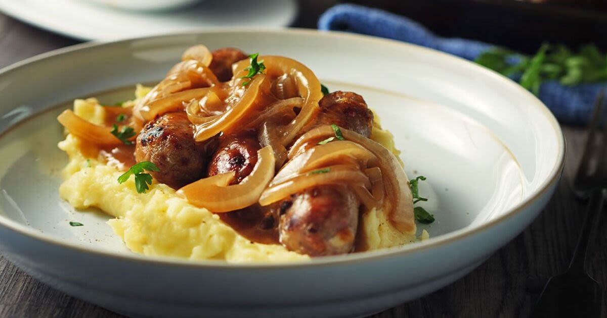 Gordon Ramsay's 'quick and easy' bangers and mash - made in '10 minutes'