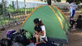 Niña venezolana en la frontera sur de México busca migrar para atender su enfermedad rara