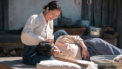 Jeongnyeon: The Star is Born stills show Moon So Ri and Kim Tae Ri’s mother-daughter relationship facing hurdles