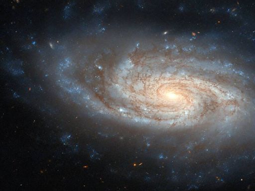 哈伯望遠鏡捕捉經典螺旋星系 NGC 3430揭示宇宙演化奧秘