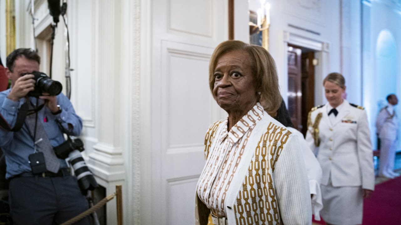 Political figures pay respects to Michelle Obama’s late mother