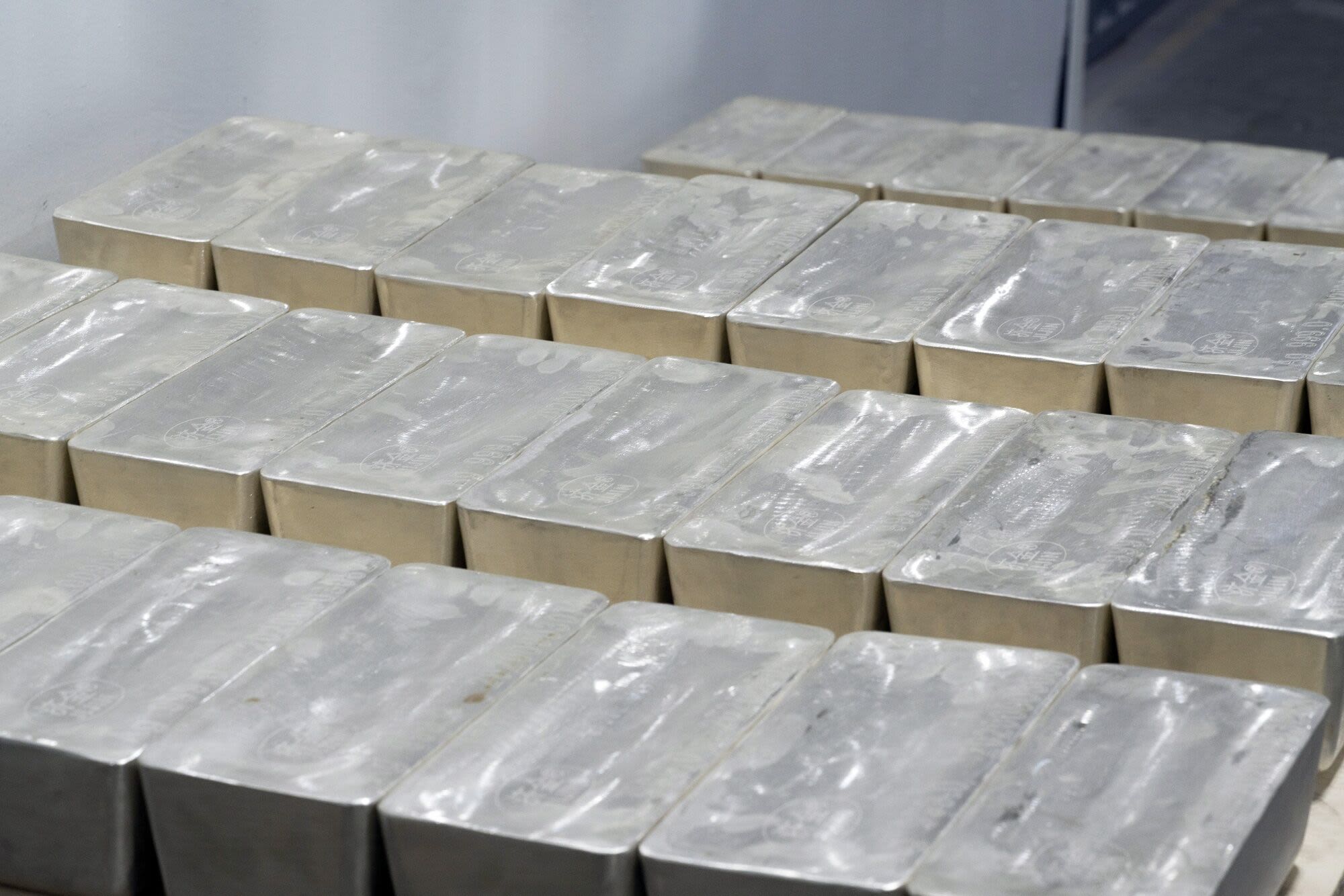 Spot Silver Tops $30 an Ounce to Hit Highest Since 2013