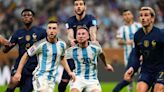 Argentina vs. Francia: el festejo de Dibu Martínez con un muñeco marcó el comienzo de una rivalidad que no existía y hoy no tiene límites