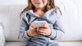Enfants et smartphones: éduquer plutôt qu'interdire?