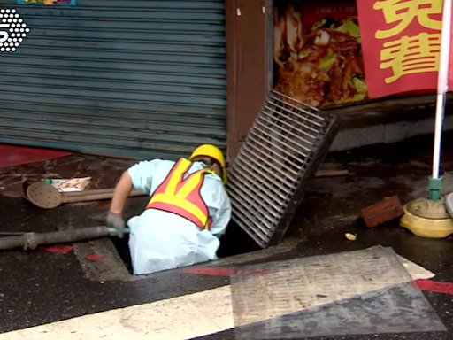 憂花蓮小吃街堵塞釀積水 工程人員進下水道清理│TVBS新聞網