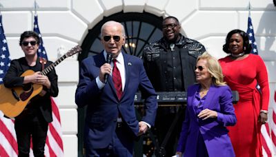 Biden promulga ley que podría prohibir TikTok; su campaña la usa